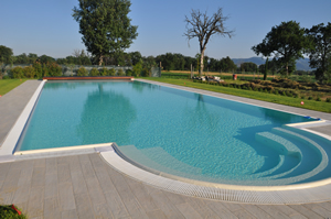 Piscina a sfioro dell'Agriturismo Ca Matra in Umbria